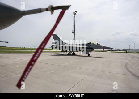 CALARASI, RUMÄNIEN - 17. APRIL 2024: F16 Falcon Kampfflugzeug in Parkposition mit rotem vor dem Flug abnehmbarem Band. Stockfoto