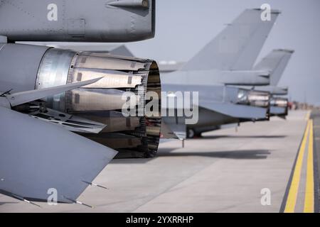 Düsendetails für Kampfdüsen bei vielen Kampfflugzeugen in Parkposition. Stockfoto