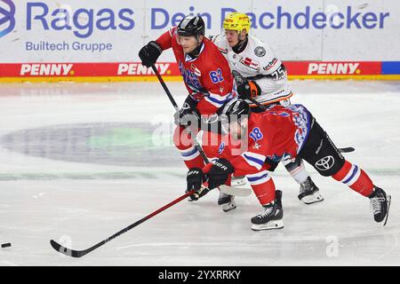 Julian Napravnik (Frankfurt) im Zweikampf mit Alexandre Grenier (Köln, links) und Josh Currie (Köln) Koelner Haie vs Loewen Frankfurt, Eishockey, DEL, 15.12.2024 Foto: Rene Weiss/Eibner Stockfoto