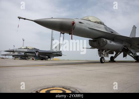 CALARASI, RUMÄNIEN - 17. APRIL 2024: F16 Falcon Kampfflugzeug in Parkposition mit rotem vor dem Flug abnehmbarem Band. Stockfoto