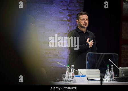 Lviv, Ukraine. Dezember 2024. Der ukrainische Präsident Wolodymyr Zelenskyj steht für die Nationalhymne während des jährlichen Kongresses der lokalen und regionalen Gebietskörperschaften am 17. Dezember 2024 in Lemberg, Ukraine. Kredit: Ukrainischer Ratsvorsitz/Pressestelle Des Ukrainischen Präsidenten/Alamy Live News Stockfoto