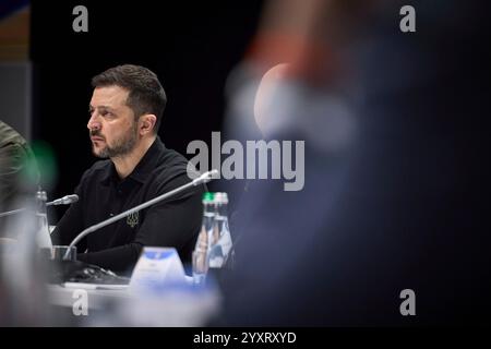 Lviv, Ukraine. Dezember 2024. Ukrainischer Präsident Wolodymyr Zelenskyj, links, hören während des jährlichen Kongresses der lokalen und regionalen Gebietskörperschaften, 17. Dezember 2024 in Lemberg, Ukraine, zu. Kredit: Ukrainischer Ratsvorsitz/Pressestelle Des Ukrainischen Präsidenten/Alamy Live News Stockfoto