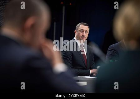 Lviv, Ukraine. Dezember 2024. Oblast Lemberg, Gouverneur Maksym Kozytskyj, Zentrum, hören während des jährlichen Kongresses der lokalen und regionalen Behörden, 17. Dezember 2024 in Lemberg, Ukraine. Kredit: Ukrainischer Ratsvorsitz/Pressestelle Des Ukrainischen Präsidenten/Alamy Live News Stockfoto