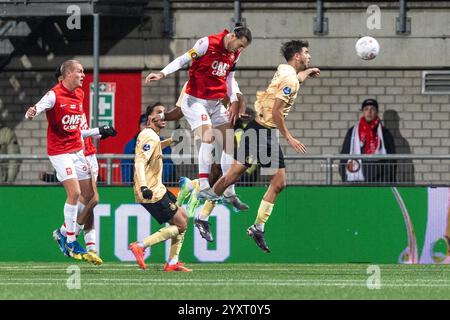 Maastricht, Niederlande. Dezember 2024. MAASTRICHT, 17.12.2024, de Geusselt Stadium, Niederländisch KNVB beker, Fußballsaison 2024/2025, MVV - Feyenoord (Becher). MVV-Spieler Ozgur Aktas mit Kopfzeile Credit: Pro Shots/Alamy Live News Stockfoto