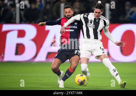 Turin, Italien. 17. Dezember 2024. Dusan Vlahovic vom Juventus FC tritt um den Ball mit Mateusz Wieteska von Cagliari Calcio während des Coppa Italia Fußballspiels zwischen Juventus FC und Cagliari Calcio an. Quelle: Nicolò Campo/Alamy Live News Stockfoto