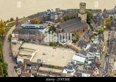 Aus der Vogelperspektive, katholische Kirche St. Aldegundis an der Rheinpromenade im Stadtzentrum, Einkaufszentrum Rheincenter Emmerich, Emmerich, Emmerich am RhE Stockfoto