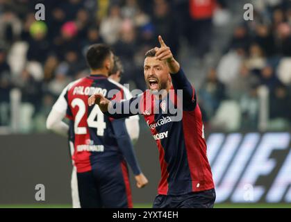 Turin, Italien. Dezember 2024. Mateusz Wieteska von Cagliari Calcio während des Coppa Italia 2024/25, Fußballspiels zwischen Juventus FC und Cagliari Calcio, am 17. Dezember 2024 im Allianz Stadion Turin Italien. Quelle: Nderim Kaceli/Alamy Live News Stockfoto