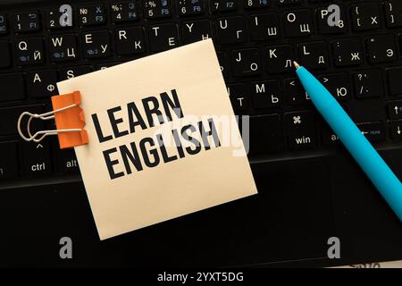 Lernen Sie englische Botschaft auf Holzblöcken mit blauem Hintergrund. Symbol für konzeptuelles Lernen englisch. Kopierbereich. Stockfoto