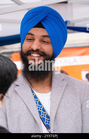 Die Chardikala Turban Academy engagiert sich als Freiwilliger beim Vaisakhi Festival auf dem Trafalgar Square, bei dem die Sikh-Kultur und die jährliche Frühlingsernte gefeiert werden. Stockfoto