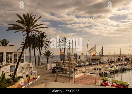 Marbella, Malaga, Spanien 8. Dezember 2024: Aufnahmen in Marbella in Malaga, Spanien, die den Hafen von Martina im Winter zeigen Stockfoto