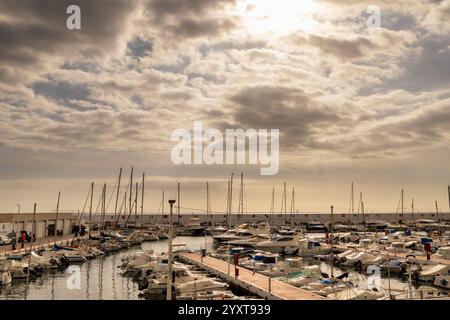 Marbella, Malaga, Spanien 8. Dezember 2024: Aufnahmen in Marbella in Malaga, Spanien, die den Hafen von Martina im Winter zeigen Stockfoto