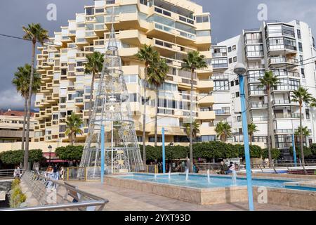 Marbella, Málaga, Spanien 8. Dezember 2024: Foto in Marbella in Malaga, Spanien, mit einem großen Weihnachtsbaum aus Metall im Schlepptau Stockfoto