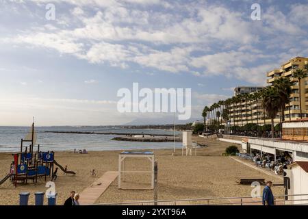 Marbella, Málaga, Spanien 8. Dezember 2024: Foto in der Stadt Marbella in Malaga, Spanien, mit dem Strandbereich mit einem Kinderpark auf der Be Stockfoto