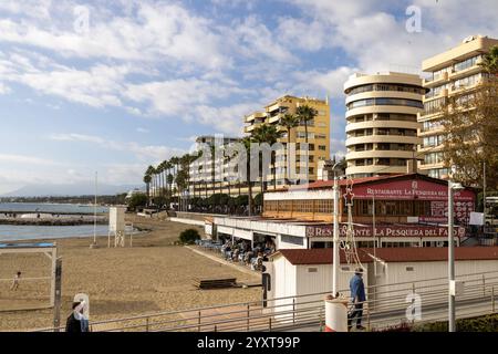 Marbella, Málaga, Spanien 8. Dezember 2024: Foto in der Stadt Marbella in Malaga, Spanien, mit dem Strandbereich mit einem Kinderpark auf der Be Stockfoto