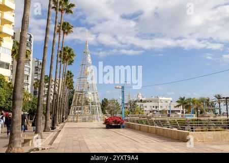 Marbella, Málaga, Spanien 8. Dezember 2024: Foto in Marbella in Malaga, Spanien, mit einem großen Weihnachtsbaum aus Metall im Schlepptau Stockfoto