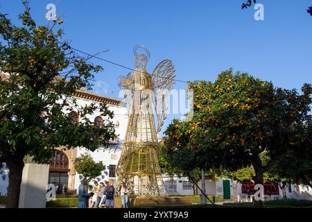 Marbella, Malaga, Spanien 8. Dezember 2024: Foto in der Altstadt von Marbella in Malaga, Spanien, mit dem wunderschönen Rathaus mit Weihnachtsdeco Stockfoto