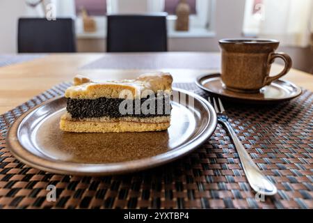 Mohnkuchen auf dem Couchtisch Stockfoto
