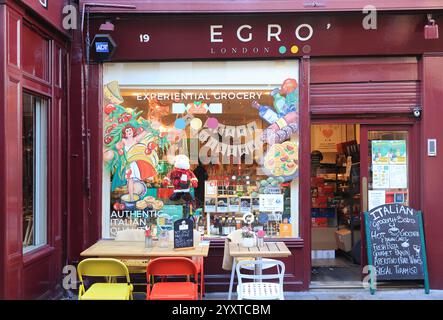 Camden Passage, im Londoner Borough von Islington, einer malerischen autofreien Straße mit antiken, alten, modernen Geschäften und Cafés zur Weihnachtszeit, Großbritannien Stockfoto