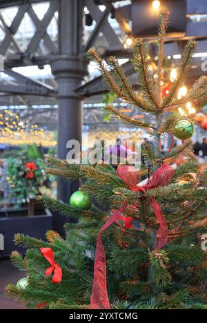 Old Spitalfields Weihnachtsmarkt im Osten Londons mit großartigem Street Food und einer Vielzahl von Ständen für Kleidung und Geschenke, Großbritannien Stockfoto