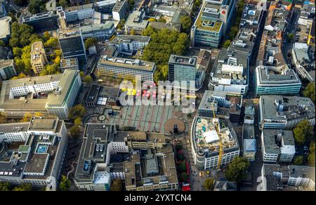 Luftansicht, Einkaufsstraße Kennedyplatz, Einkaufszentrum mit Baustelle auf dem Dach, Outdoor Gastronomie und Sonnenschirme, Stadtzentrum, Essen, Ruh Stockfoto