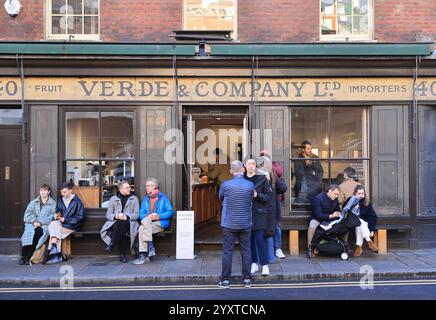 Café-Bar in historischem Gebäude an der Brushfield Street, neben dem Old Spitalfields Market, im Osten Londons, Großbritannien Stockfoto