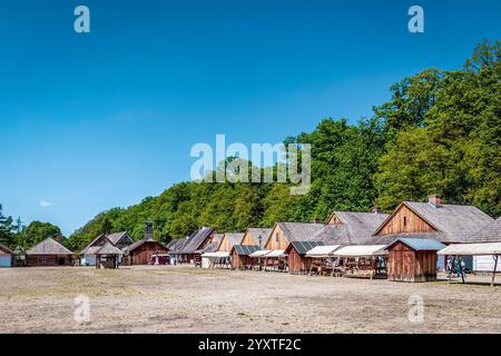 Sanok, Polen - 4. Mai 2024. Ein Blick an einem sonnigen Tag auf einen traditionellen offenen galizischen Markt mit einem Brunnen im Zentrum in einem rekonstruierten historischen kleinen t Stockfoto