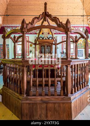 Sanok, Polen - 4. Mai 2024. Historische hölzerne Bima oder erhöhte Plattform in einer Nachbildung einer hölzernen Synagoge aus Połaniec aus dem 18. Jahrhundert. Stockfoto