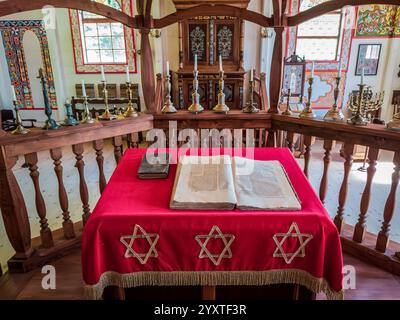 Sanok, Polen - 4. Mai 2024. Die offene Torah auf einem historischen hölzernen Bima oder einer erhöhten Plattform steht im Mittelpunkt einer Nachbildung eines hölzernen syna aus dem 18. Jahrhundert Stockfoto