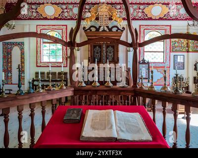 Sanok, Polen - 4. Mai 2024. Die offene Torah auf einem historischen hölzernen Bima oder einer erhöhten Plattform steht im Mittelpunkt einer Nachbildung eines hölzernen syna aus dem 18. Jahrhundert Stockfoto