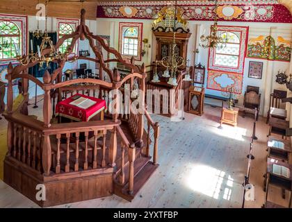 Sanok, Polen - 4. Mai 2024. Die historische hölzerne Bima, oder erhöhte Plattform, steht im Mittelpunkt einer Nachbildung einer hölzernen Synagoge aus Połan aus dem 18. Jahrhundert Stockfoto