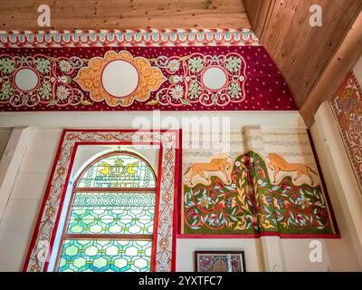 Sanok, Polen - 4. Mai 2024. Hell beleuchtete bunte Buntglasfenster in einer Nachbildung einer hölzernen Synagoge aus Połaniec aus dem 18. Jahrhundert. Stockfoto