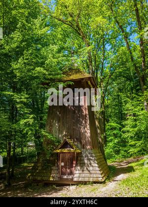 Sanok, Polen - 4. Mai 2024. Hölzerner Glockenturm der griechisch-katholischen Kirche der Geburt der Mutter Gottes aus Grąziowa, einem dreistöckigen hölzernen Tempel Stockfoto