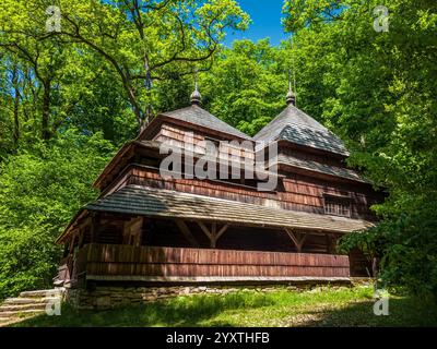 Sanok, Polen - 4. Mai 2024. Griechisch-katholische Kirche der Geburt der Mutter Gottes aus Grąziowa, ein dreistöckiger hölzerner Tempel aus dem Jahr 1731 in der Mus Stockfoto