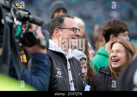 Philadelphia, Pa, USA. Dezember 2024. 15. Dezember 2024: Gouverneur von Pennsylvania Josh Shapiro während der Philadelphia Eagles vs Pittsburgh Steelers im Lincoln Financial Field in Philadelphia PA. Brook Ward/scheinbare Media Group (Kreditbild: © AMG/AMG via ZUMA Press Wire) NUR REDAKTIONELLE VERWENDUNG! Nicht für kommerzielle ZWECKE! Stockfoto