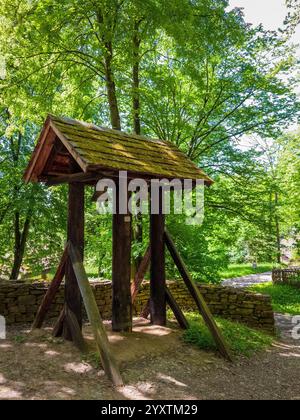 Sanok, Polen - 4. Mai 2024. Glockenturm an der hölzernen griechisch-katholischen Kirche St. Onufry der Einsiedler von 1750 aus Rosolin im Museum of Folk Archit Stockfoto