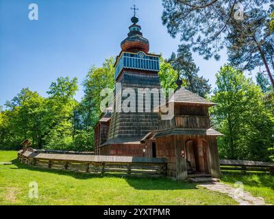 Sanok, Polen - 4. Mai 2024. Historische griechisch-katholische Holzkirche von Ropki aus dem Jahr 1801 im Museum für Volksarchitektur in Sanok. Stockfoto