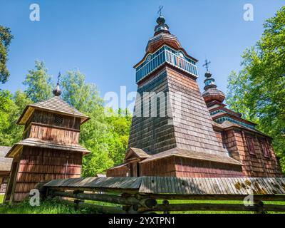 Sanok, Polen - 4. Mai 2024. Historische griechisch-katholische Holzkirche von Ropki aus dem Jahr 1801 im Museum für Volksarchitektur in Sanok. Stockfoto