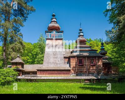 Sanok, Polen - 4. Mai 2024. Historische griechisch-katholische Holzkirche von Ropki aus dem Jahr 1801 im Museum für Volksarchitektur in Sanok. Stockfoto