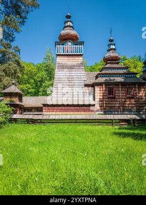 Sanok, Polen - 4. Mai 2024. Historische griechisch-katholische Holzkirche von Ropki aus dem Jahr 1801 im Museum für Volksarchitektur in Sanok. Stockfoto