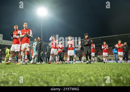 Maastricht, Niederlande. Dezember 2024. MAASTRICHT, 17.12.2024, de Geusselt Stadium, Niederländisch KNVB beker, Fußballsaison 2024/2025, MVV - Feyenoord (Becher). MVV Spieler nach dem Spiel MVV - Feyenoord (Cup) (1-2) Credit: Pro Shots/Alamy Live News Stockfoto