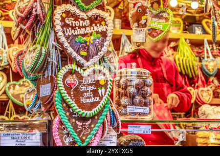 Frohe Weihnachten, Lebkuchenherzen auf dem Christkindlmarkt, München, 17. Dezember 2024 Deutschland, München, Dezember 2024, Frohe Weihnachten und Herzliche Grüße aus München, Lebkuchenherzen mit Zuckerguß auf dem Münchner Christkindlmarkt am Marienplatz, Süßigkeiten, vorweihnachtliche Stimmung, Weihnachtszeit, Adventszeit, Winter, Winterwetter, Bayern, bayerisch, *** Frohe Weihnachten, Lebkuchenherzen auf dem Weihnachtsmarkt, München, 17. Dezember 2024 Deutschland, München, Dezember 2024, frohe Weihnachten und die besten Wünsche aus München, Lebkuchenherzen mit Glasur auf dem Münchner Weihnachtsmarkt im M Stockfoto