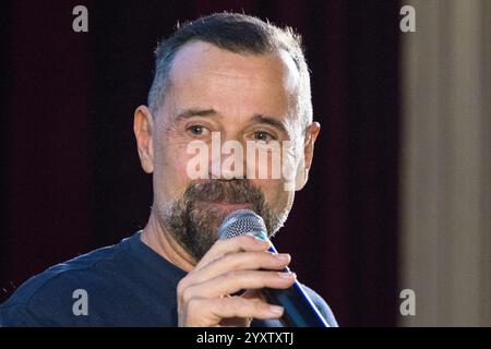 Turin, Italien. Dezember 2024. Schriftsteller Fabio Volo Gast des Circolo dei Lettori, um sein Buch „Balleremo la musica che suonano“ zu präsentieren. Quelle: Marco Destefanis/Alamy Live News Stockfoto