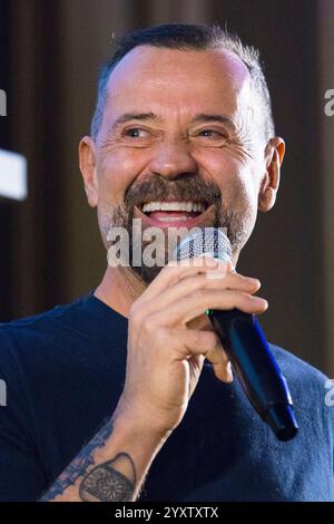 Turin, Italien. Dezember 2024. Schriftsteller Fabio Volo Gast des Circolo dei Lettori, um sein Buch „Balleremo la musica che suonano“ zu präsentieren. Quelle: Marco Destefanis/Alamy Live News Stockfoto