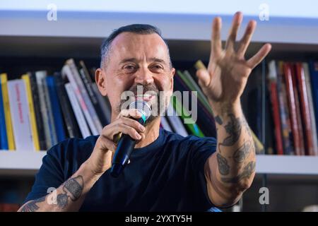 Turin, Italien. Dezember 2024. Schriftsteller Fabio Volo Gast des Circolo dei Lettori, um sein Buch „Balleremo la musica che suonano“ zu präsentieren. Quelle: Marco Destefanis/Alamy Live News Stockfoto