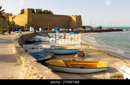 Stadt Hammamet in Tunesien. Blick auf das alte Fort, die Küste und die Fischerboote Stockfoto