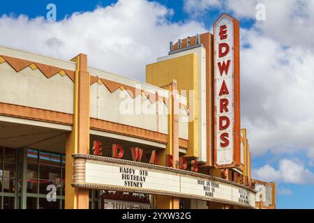 Brea, KALIFORNIEN, USA - 25. November 2024: Außenansicht des Edwards-Kinos mit Festzelt in der Innenstadt von Brea, Kalifornien. Stockfoto