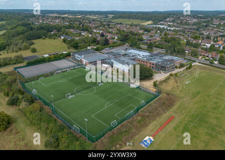 Luftaufnahme des synthetischen Fußballfeldes, Teil der Chiltern Hills Academy in Chesham (HP5), Buckinghamshire, Großbritannien. Stockfoto