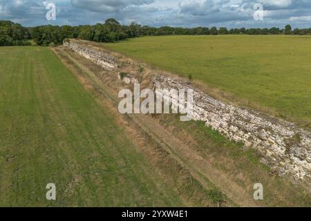 Luftaufnahme eines Abschnitts der Südwand zur römischen Stadt Silchester (Calleva Atrebatum), Wiltshire, Großbritannien. Stockfoto