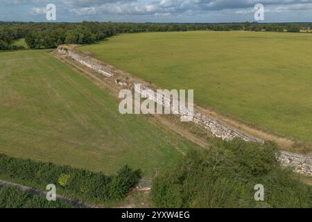 Luftaufnahme eines Abschnitts der Südwand zur römischen Stadt Silchester (Calleva Atrebatum), Wiltshire, Großbritannien. Stockfoto