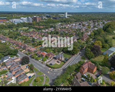 Aus der Vogelperspektive mit Blick auf eine Wohngegend im Osten von Basingstoke (RG21) in Richtung Eastrop Park, Hampshire, Großbritannien. Stockfoto